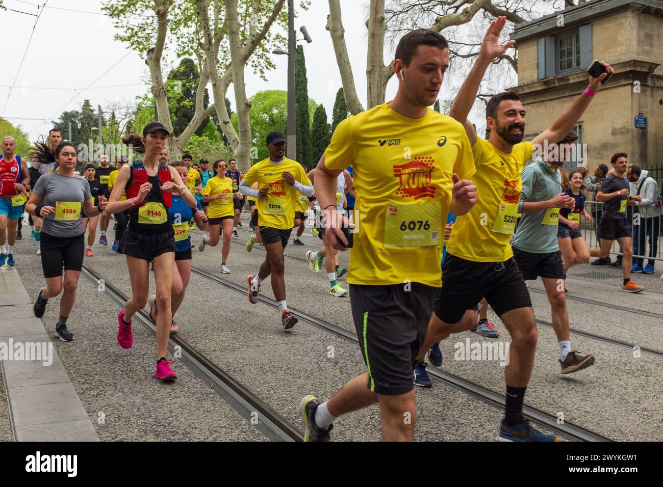 Montpellier, Frankreich. April 2024. Ein glücklicher Läufer in der dritten Welle, der während des Halbmarathons des Montpellier Run Festivals auf dem Boulevard Henri IV stürmte. Credit ReportageMPL/Alamy Live News Stockfoto