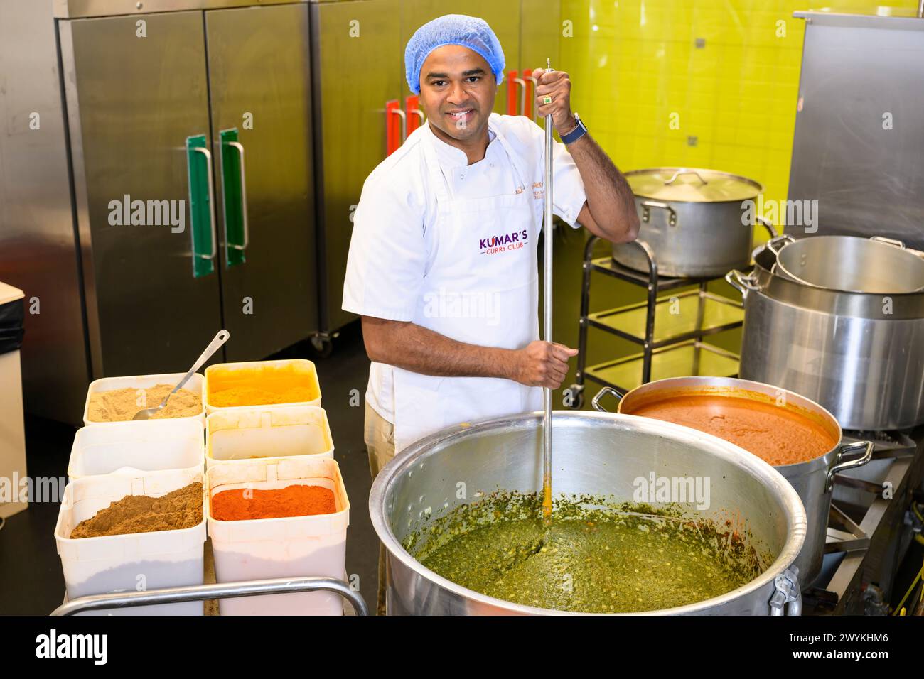 Im Bild: Praveen Kumar das Familienunternehmen Praveen Kumar bringt 11 Linien indischer Curry Fertiggerichte in Asda Stores in ganz Schottland auf den Markt – die Stockfoto