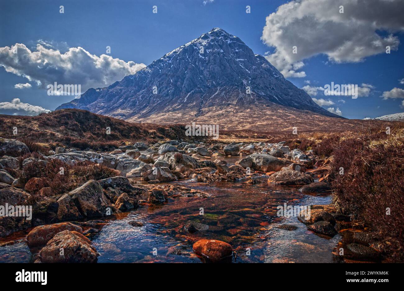 Der Fluss Couall und Buachaille Etive Mòr, Buachaille Mòr, oder „großer Hirte von Etive“, einfach bekannt als „die Buachaille“. Stockfoto