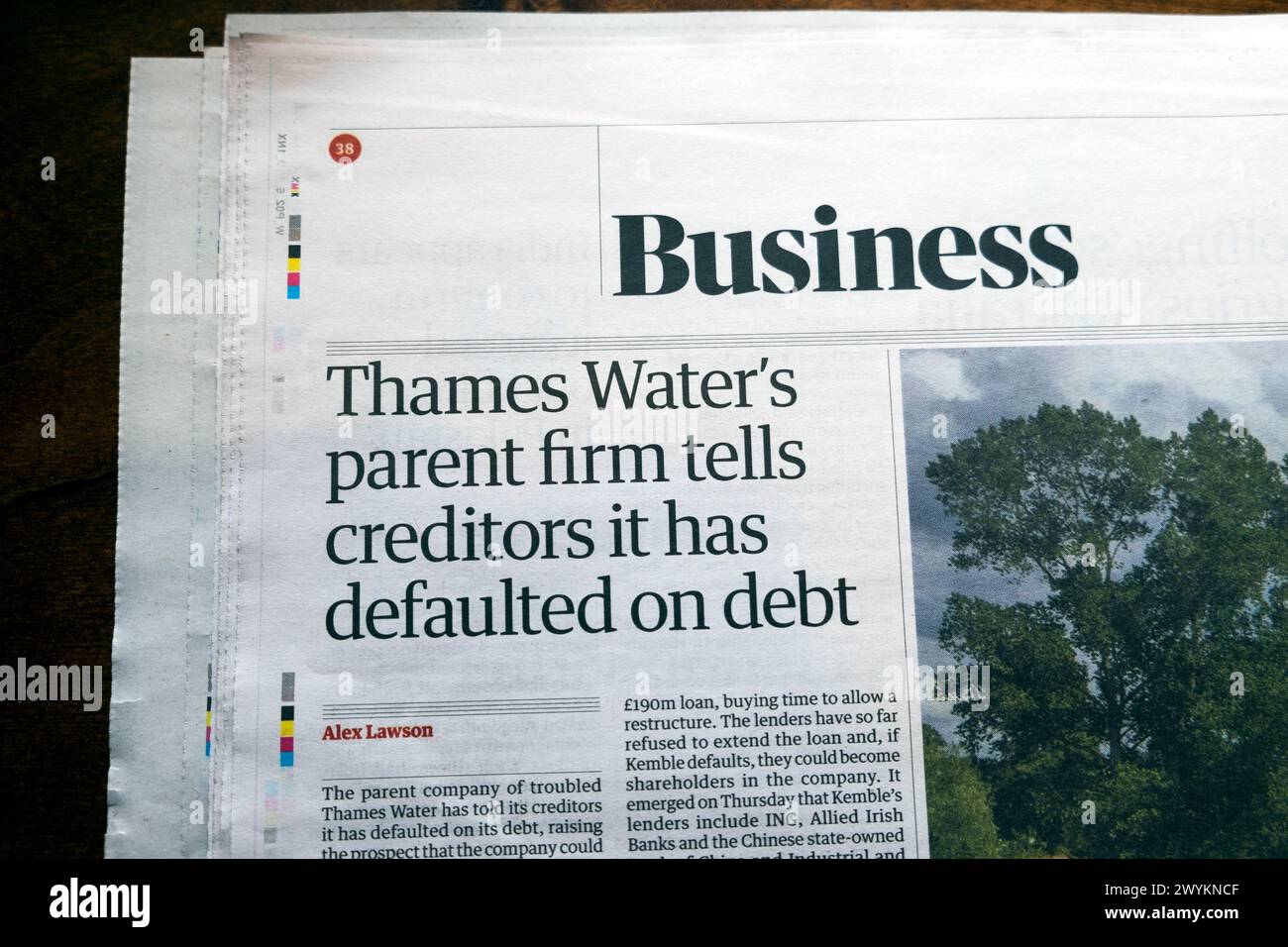„Thames Waters Muttergesellschaft sagt Gläubigern, dass sie mit Schulden in Verzug geraten ist“ Schlagzeilen-artikel der Zeitung Guardian 6 April 2024 London England Großbritannien Stockfoto