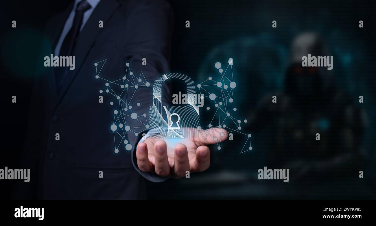 Cybersicherheitskonzept: Geschäftsmann hält ein Hologramm eines Vorhängeschlosses in der Hand. Schwarzer Hintergrund Stockfoto