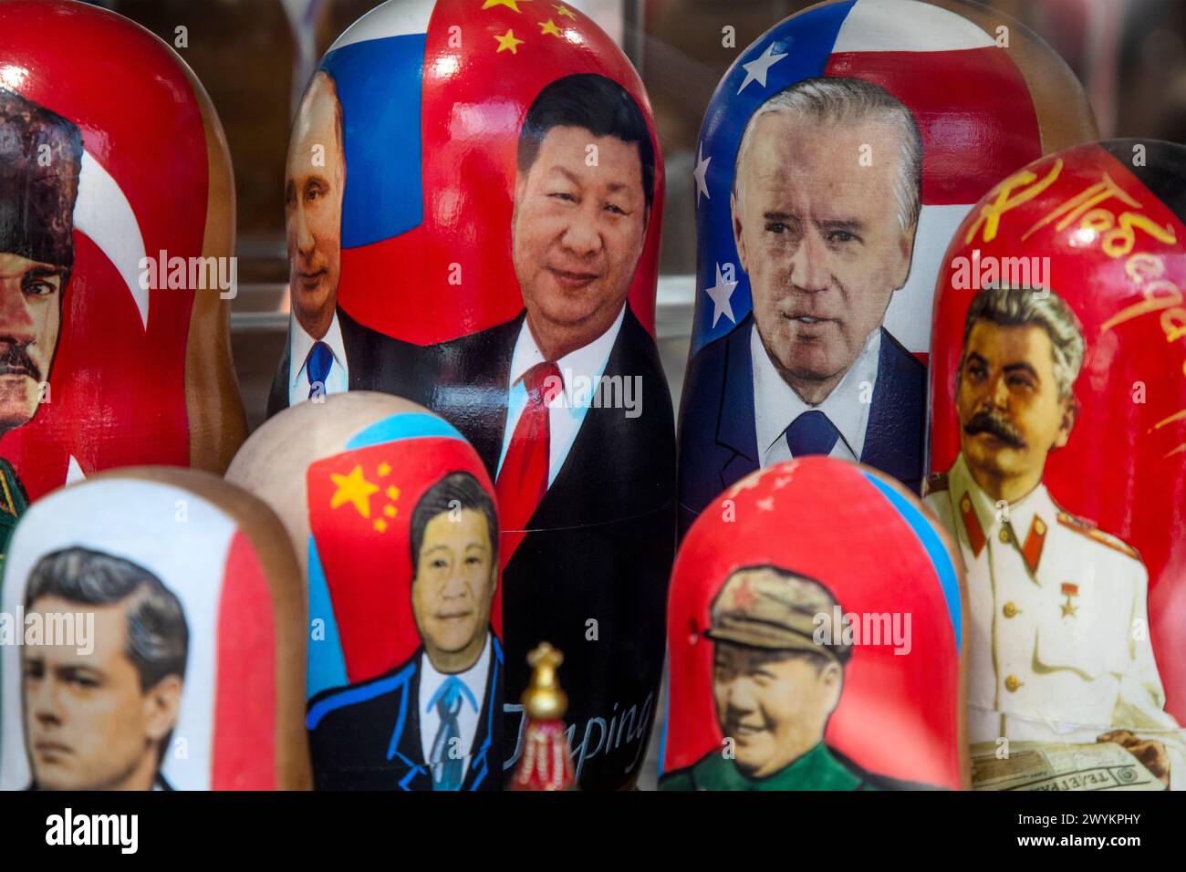 Moskau, Russland. April 2024. Porträts von führenden Persönlichkeiten der Welt sind auf Matryoschka-Puppen abgebildet, die auf einer Theke eines Souvenirshops im Zentrum von Moskau, Russland, zu sehen sind Stockfoto
