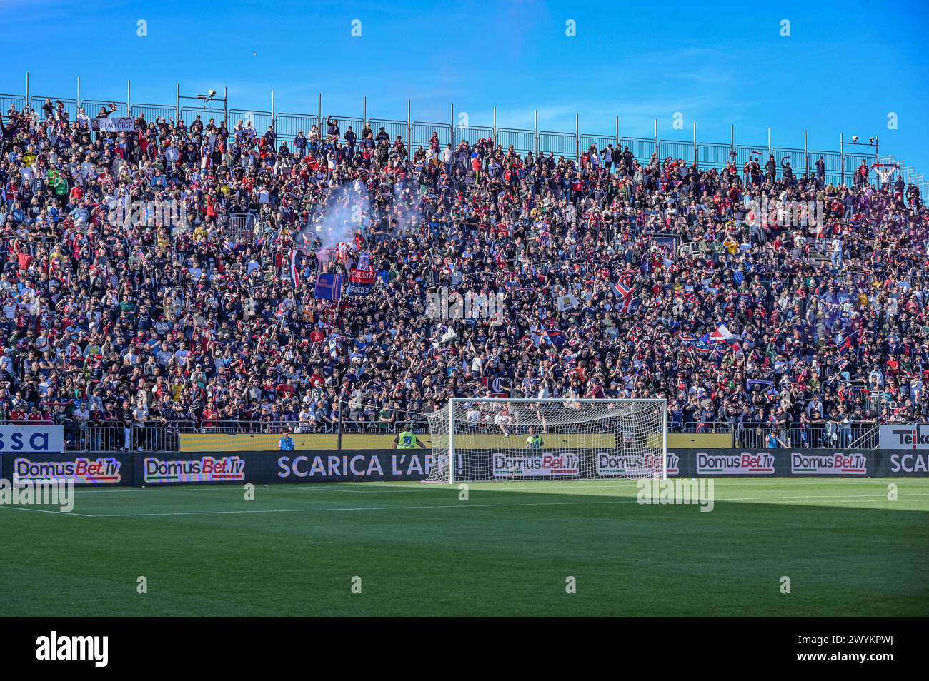 Cagliari, Italien. April 2024. Curva Nord Unterstützer von Cagliari Calcio während des Fußballspiels der Serie A zwischen Cagliari Calcio und Atalanta im Unipol Domus in Cagliari, Sardinien - Sonntag, den 7. April 2024. Sport - Fußball (Foto: Gianluca Zuddas/Lapresse) Credit: LaPresse/Alamy Live News Stockfoto