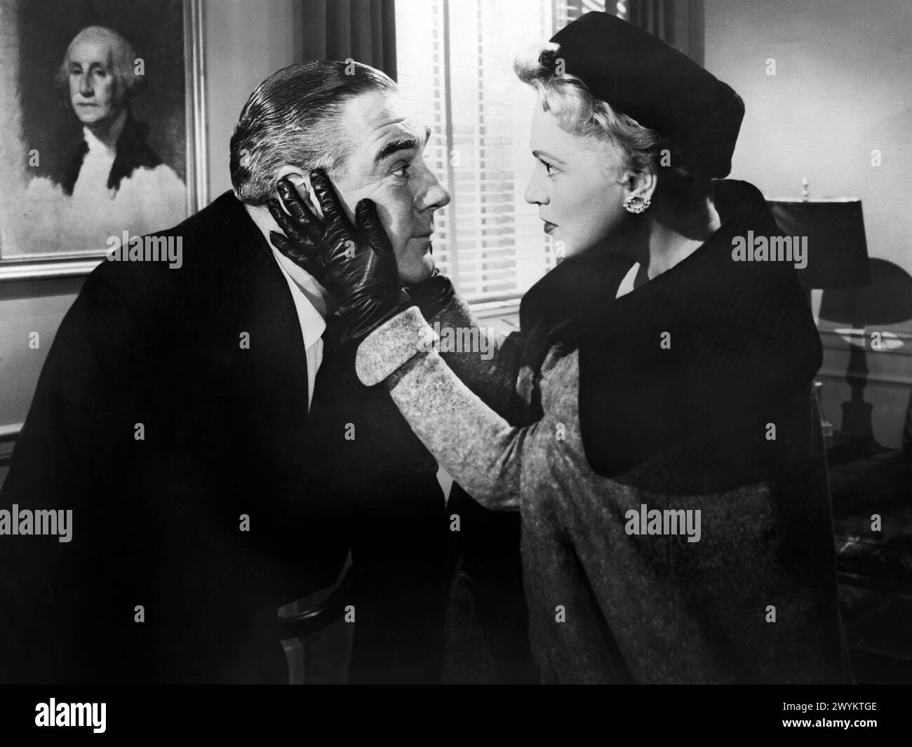 Paul Douglas, Judy Holliday, am Set des Films „The Solid Gold Cadillac“, Columbia Pictures, 1956 Stockfoto