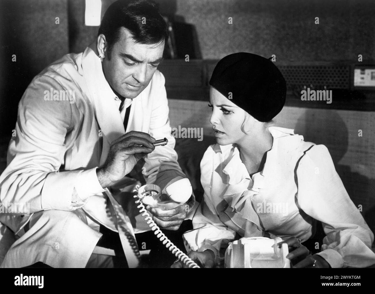 Richard Johnson, Sydne Rome, am Set des Films „Some Girls Do“, J. Arthur Rank Film Distributors, 1969 Stockfoto