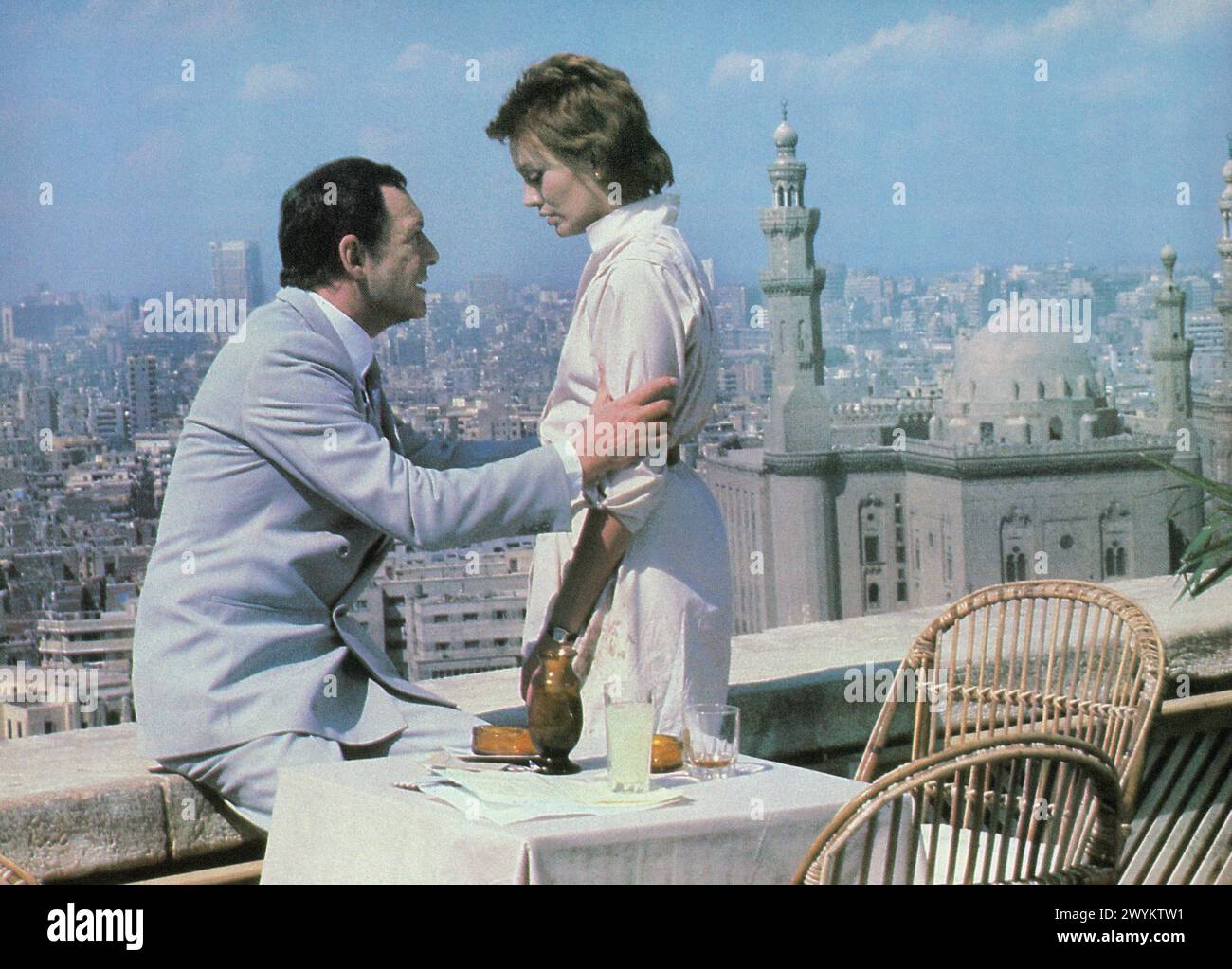 Maurice Ronet, Lesley-Anne Down, am Set des Films „Sphinx“, Warner Bros., 1981 Stockfoto