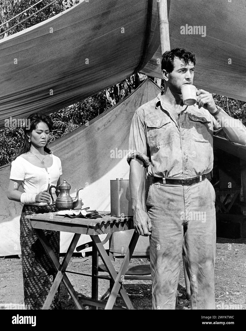 Judy Dan, Rock Hudson, am Set des Films „The Spiral Road“, Universal Pictures, 1962 Stockfoto