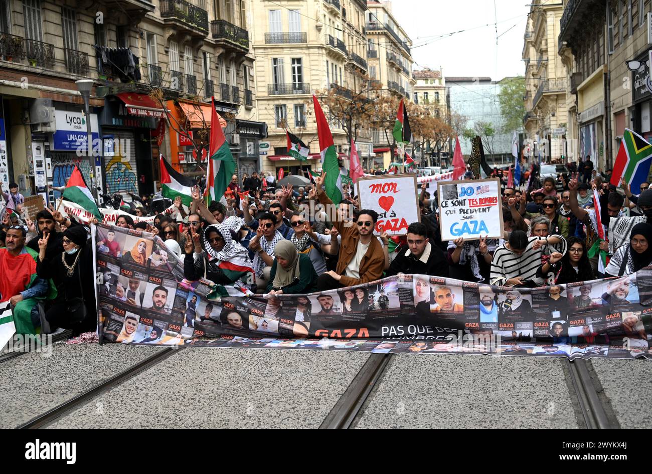 © GEORGES ROBERT/MAXPPP - Marseille 07/04/2024 Une nouvelle Manifestation de soutien à Gaza et à la Palestine a eu lieu le dimanche 7 avril à Marseille au départ de la Porte d'Aix. Plusieurs centaines de personnes ont défilé pour réclamer un Cessez-le-feu et la levée du blocus immédiats à Gaza. Marseille, Frankreich, arpil 7. April 2024 Eine neue Demonstration der Unterstützung für Gaza und Palästina fand am Sonntag, den 7. April in Marseille statt. Mehrere hundert Menschen marschierten, um einen sofortigen Waffenstillstand und die Aufhebung der Blockade gegen Gaza zu fordern. Stockfoto