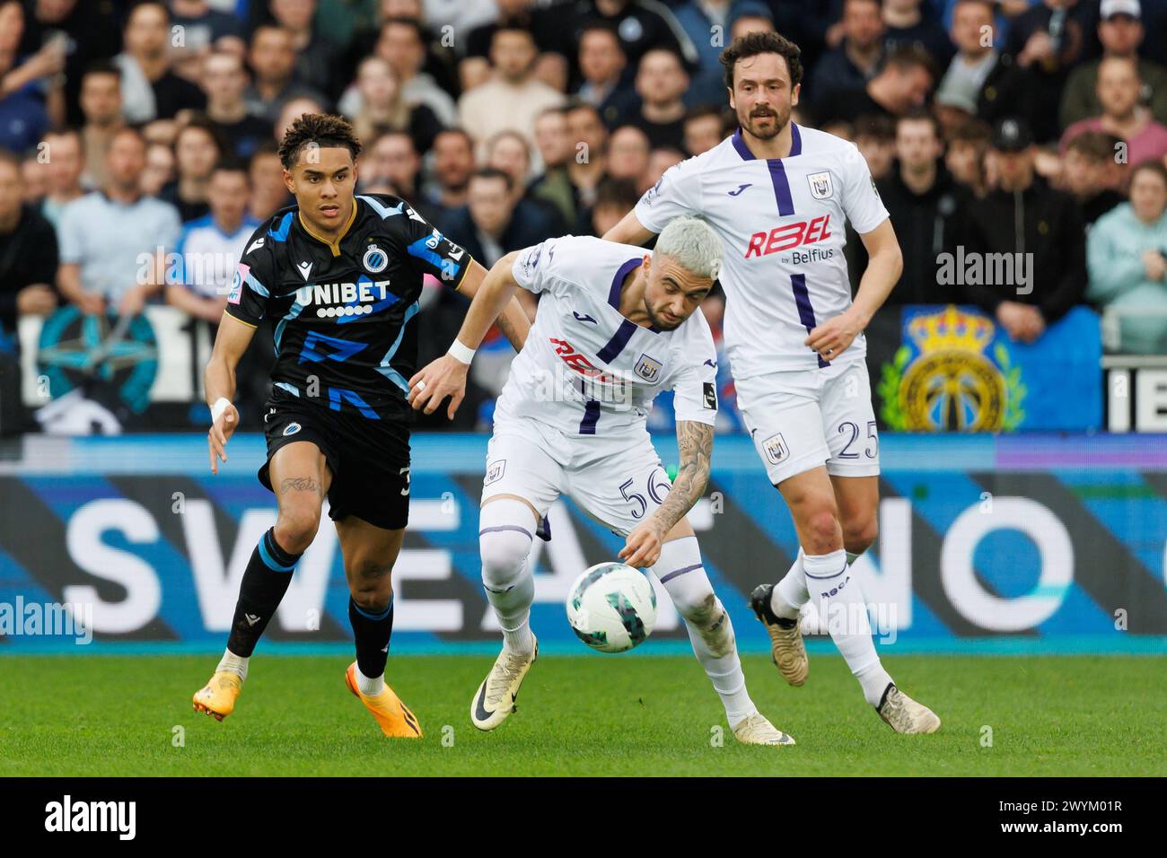 Brügge, Belgien. April 2024. Antonio Nusa und Zeno Debast von Anderlecht kämpfen um den Ball während eines Fußballspiels zwischen Club Brugge KV und RSC Anderlecht am Sonntag, den 7. April 2024 in Brügge, am 2. Tag (von 10) der Play-offs der Champions der ersten Liga der Jupiler Pro League 2023-2024 in der belgischen Meisterschaft. BELGA FOTO KURT DESPLENTER Credit: Belga Nachrichtenagentur/Alamy Live News Stockfoto