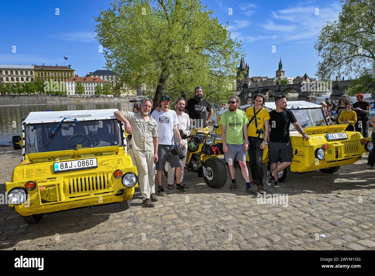 Prag, Tschechische Republik. April 2024. Abreise von Reisenden unter der Leitung von Dan Priban (links) in einem schwimmenden Auto LuAZ 967 auf dem Weg in die Mongolei, am 7. April 2024 in Prag, Tschechische Republik. Der „gelbe Zirkus“ ist berühmt geworden für seine Reisen in trabants um die Welt. Quelle: VIT Simanek/CTK Photo/Alamy Live News Stockfoto