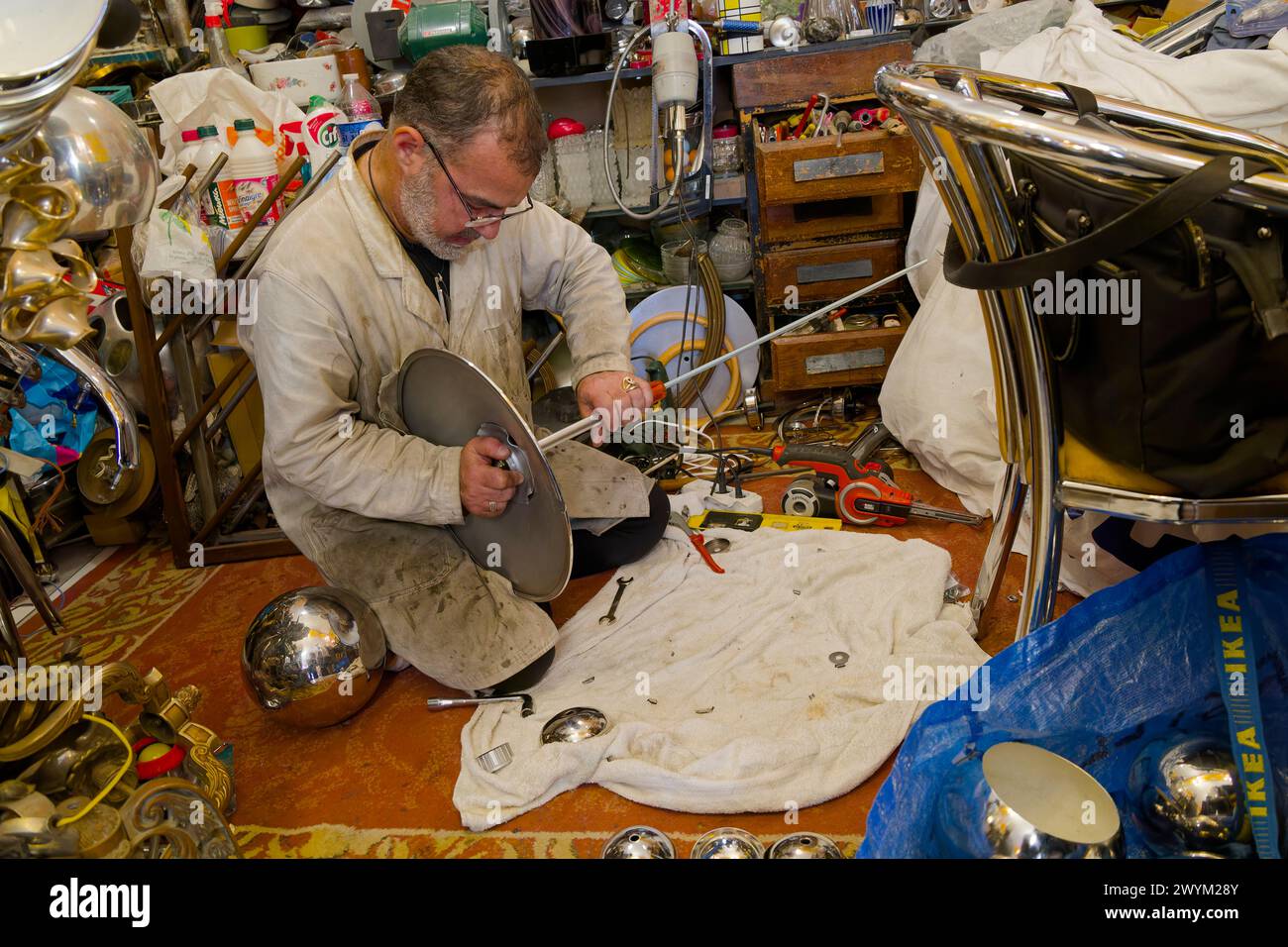 Paris, Frankreich. April 2022 30. METAL D'ALKOVE, Werkstatt von Eric KATZ, Bildhauer und Lichtdesigner auf dem Montmartre-Hügel am 30. April 2022 in Paris. Stockfoto Paris, Frankreich. April 2022 30. METAL D'ALKOVE, Werkstatt von Eric KATZ, Bildhauer und Lichtdesigner auf dem Montmartre-Hügel am 30. April 2022 in Paris. Stockfoto