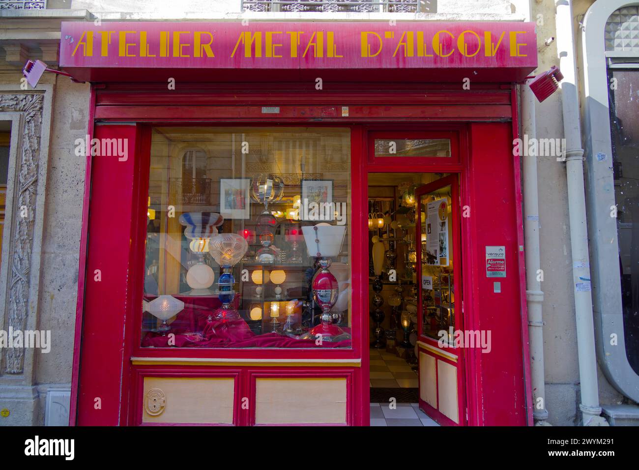 Paris, Frankreich. April 2022 30. METAL D'ALKOVE, Werkstatt von Eric KATZ, Bildhauer und Lichtdesigner auf dem Montmartre-Hügel am 30. April 2022 in Paris. Stockfoto Paris, Frankreich. April 2022 30. METAL D'ALKOVE, Werkstatt von Eric KATZ, Bildhauer und Lichtdesigner auf dem Montmartre-Hügel am 30. April 2022 in Paris. Stockfoto