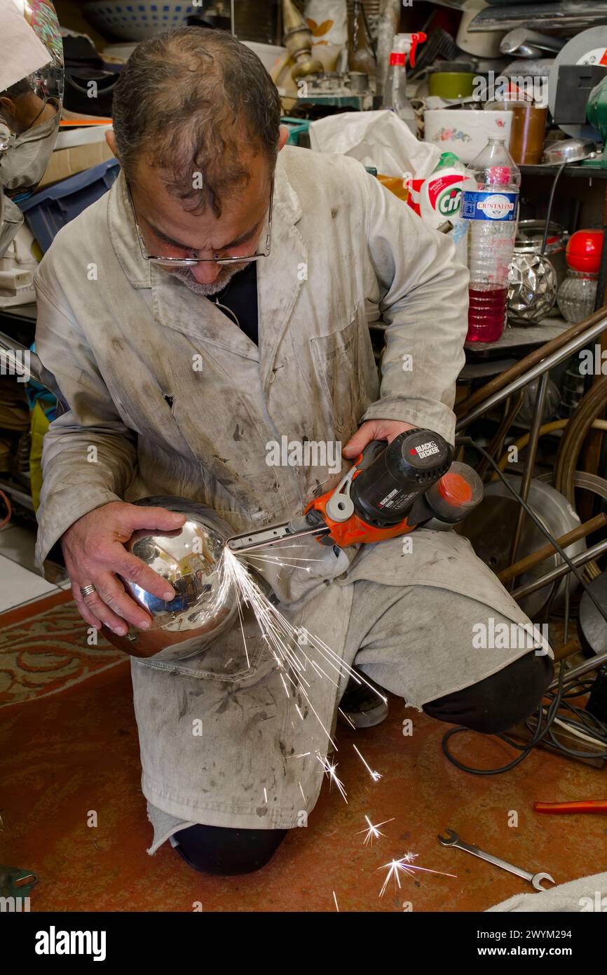 Paris, Frankreich. April 2022 30. METAL D'ALKOVE, Werkstatt von Eric KATZ, Bildhauer und Lichtdesigner auf dem Montmartre-Hügel am 30. April 2022 in Paris. Stockfoto Paris, Frankreich. April 2022 30. METAL D'ALKOVE, Werkstatt von Eric KATZ, Bildhauer und Lichtdesigner auf dem Montmartre-Hügel am 30. April 2022 in Paris. Stockfoto