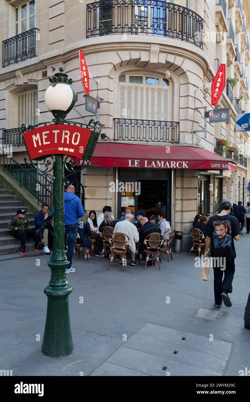 Paris, Frankreich. 30. April 2022. Terrasse des Cafés Le Lamarck und Tabakladen mit Metro-Schild auf dem Montmartre-Hügel am 30. April 2022 in Paris, Frankreich. Stockfoto