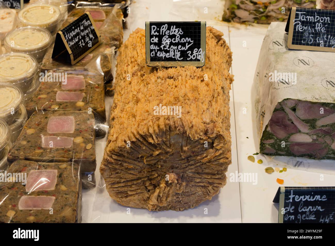 Paris, Frankreich. April 2022 30. Schaufenster mit Wurstwaren mit Schweinerilletten auf dem Montmartre-Hügel am 30. April 2022 in Paris, Frankreich. Stockfoto Paris, Frankreich. April 2022 30. Schaufenster mit Wurstwaren mit Schweinerilletten auf dem Montmartre-Hügel am 30. April 2022 in Paris, Frankreich. Stockfoto