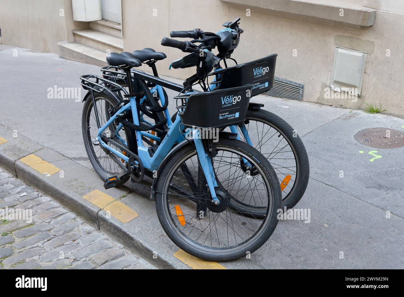 Paris, Frankreich. 30. April 2022. Zwei Veligo-Fahrräder parkten am 30. April 2022 auf dem Bürgersteig auf dem Montmartre-Hügel in Paris, Frankreich. Stockfoto