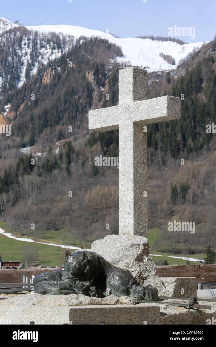 Monument dédié au Guide de montagne Felice Ollier décédé lors de l'expédition au Pôle Nord dirigée par le duc des Abruzzes (1900). Courmayeur. Vallée Stockfoto