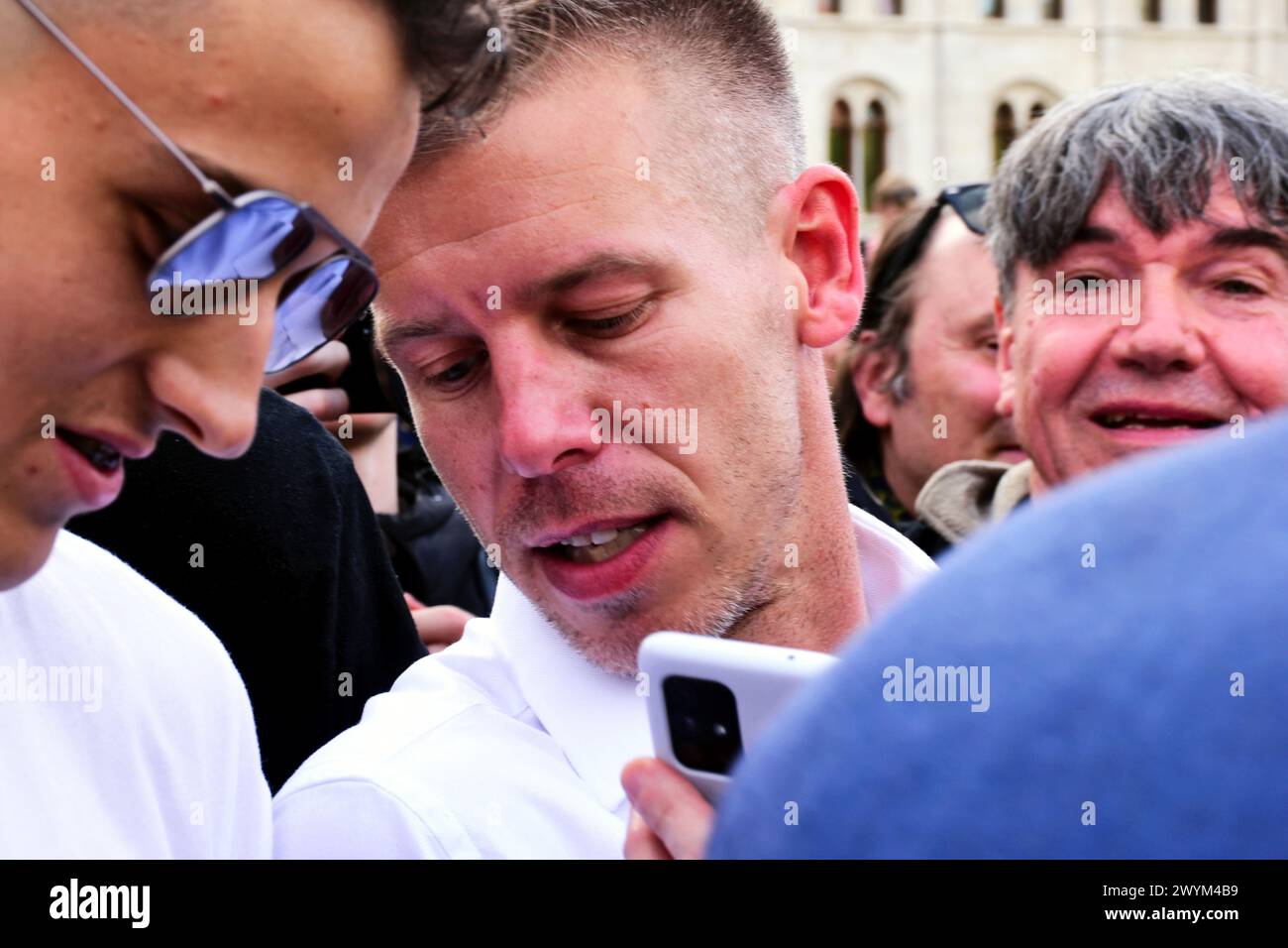 Peter Magyar traf Unterstützer nach der Demonstration vom 6. April. Nahaufnahme Porträt. Populärer Oppositionspolitiker, ehemaliges Mitglied der FIDESZ-Partei Stockfoto