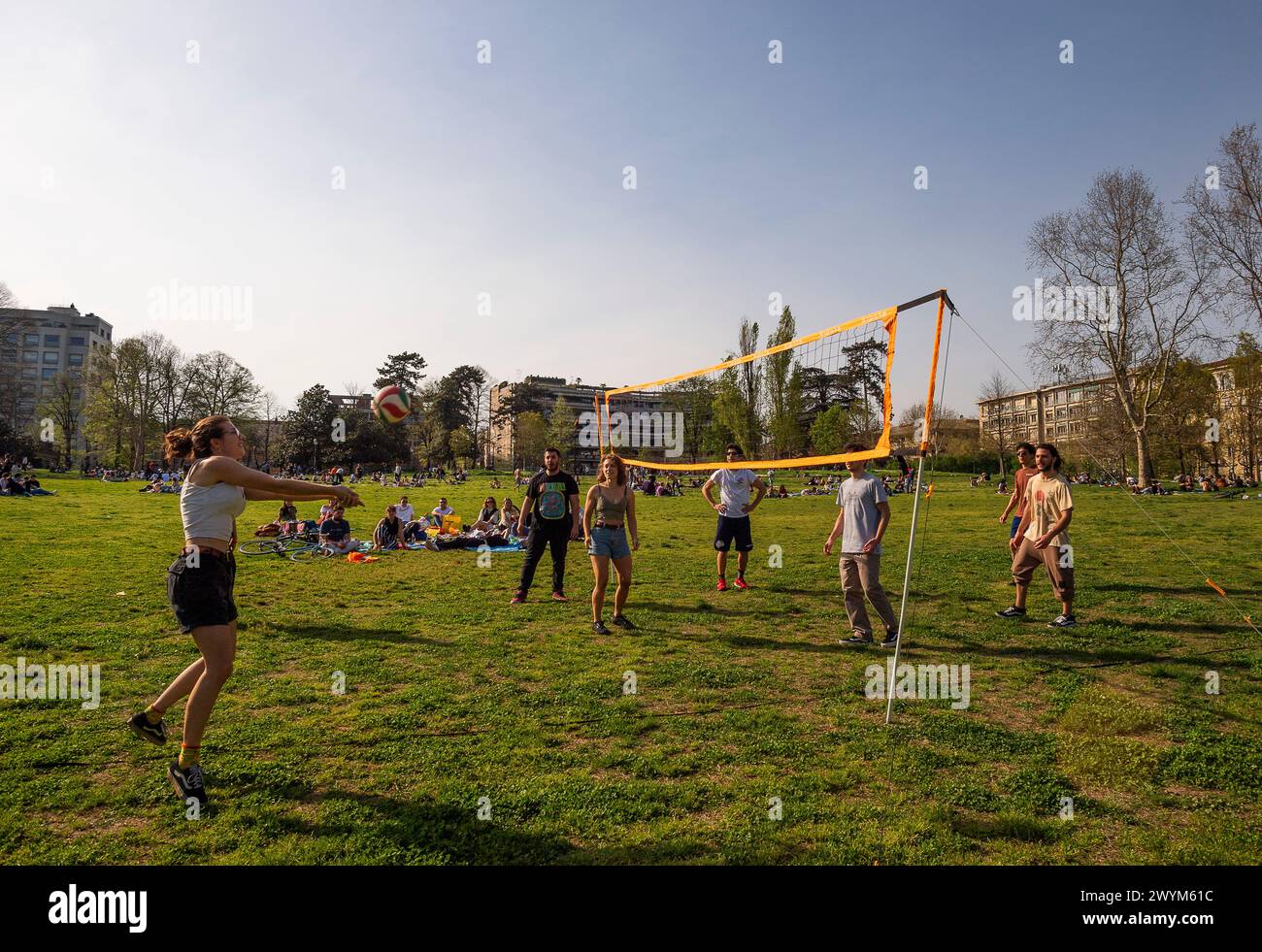 Italien Piemont Turin Valentino Park - Junge spielen Volleyball Stockfoto