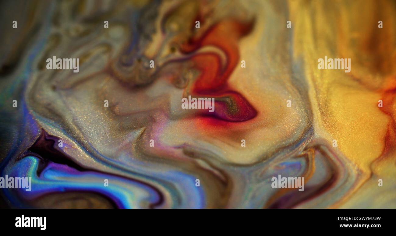 Flüssiger Marmor. Glänzende Farbmischung. Defokussierte rote lila gelbe Farbe glänzende metallische Gold Glitzer Partikel Tinte Pigment Swirl Emulsion Flüssigkeit Verschütten abstrakte Kunst Hintergrund. Stockfoto