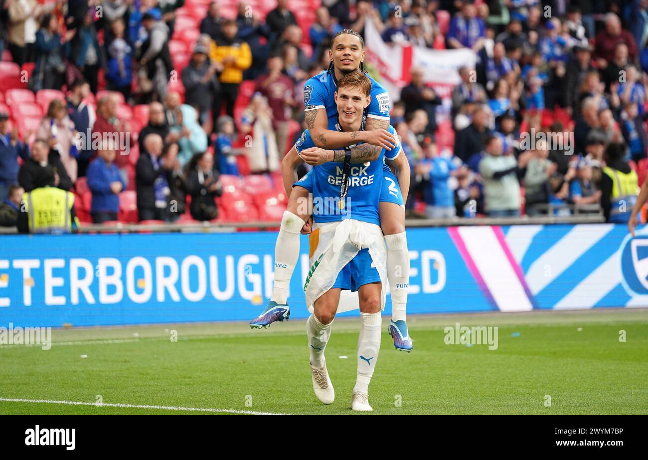 Hector Kyprianou von Peterborough United feiert mit Teamkollege Jadel Katongo (TOP) beim Finale der Bristol Street Motors Trophy im Wembley Stadium in London. Bilddatum: Sonntag, 7. April 2024. Stockfoto