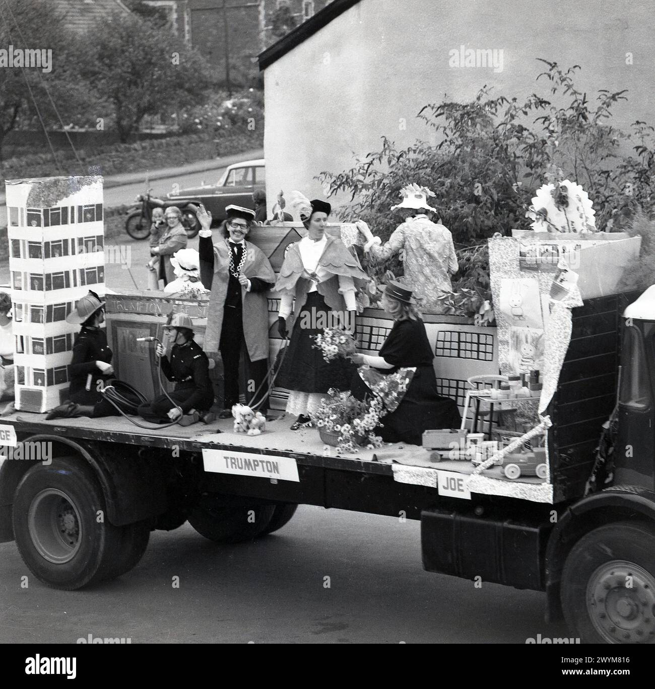 1970er Jahre, historisch, ein Wagen auf der Rückseite eines Lastwagens, der die beliebte Kinderfernsehserie Trumpton, England, Großbritannien feiert. 1967 entstanden 13 Episoden, die auf einer fiktiven englischen Stadt Trumpton im fiktiven Dorf Camberwick Green basieren. Stockfoto