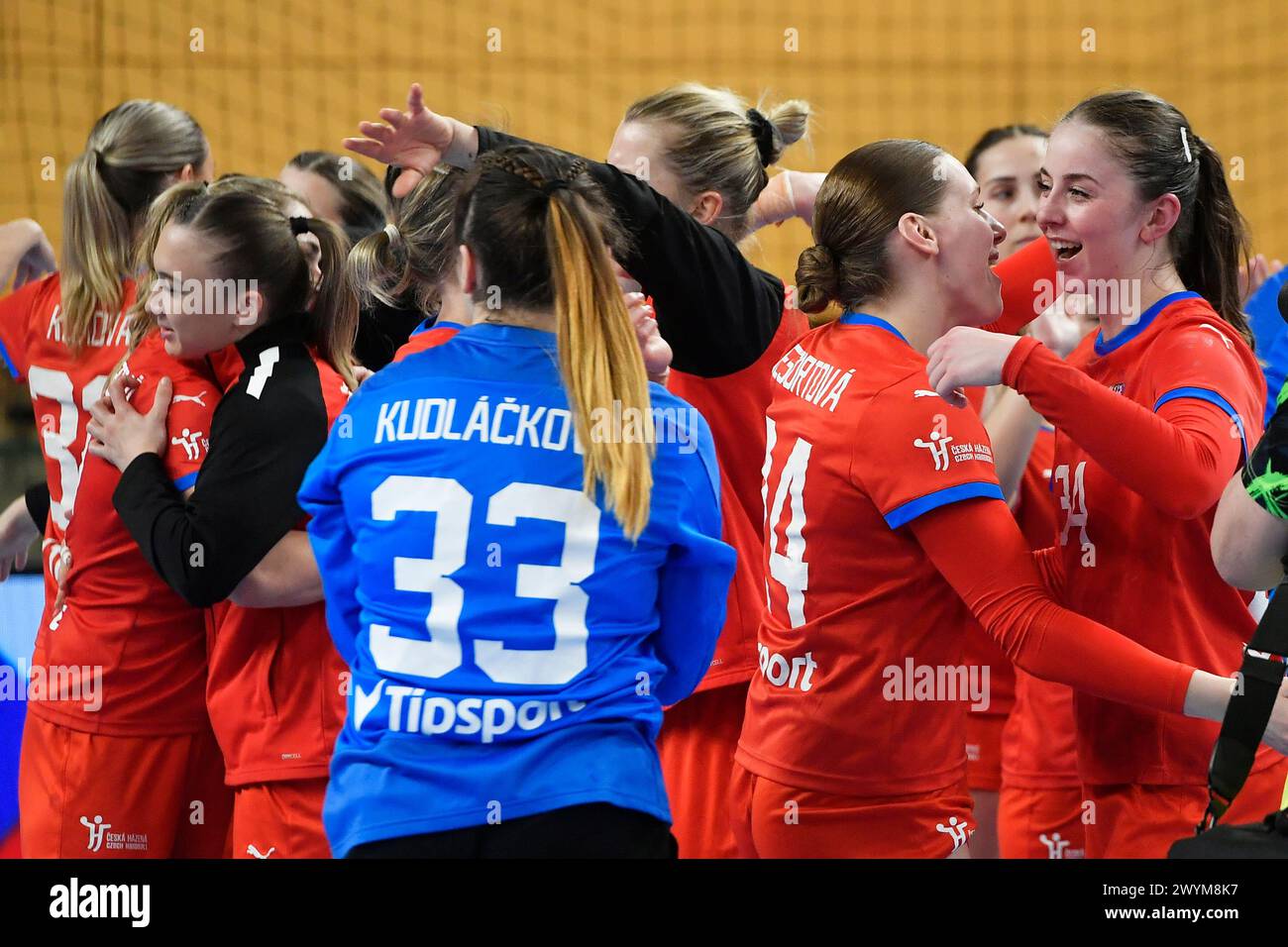 Pilsen, Tschechische Republik. April 2024. Tschechische Spieler feiern den Sieg des Qualifikationsspiels für die Handball-Europameisterschaft der Frauen, Gruppe 3, Tschechische Republik gegen Portugal. Quelle: Miroslav Chaloupka/CTK Photo/Alamy Live News Stockfoto