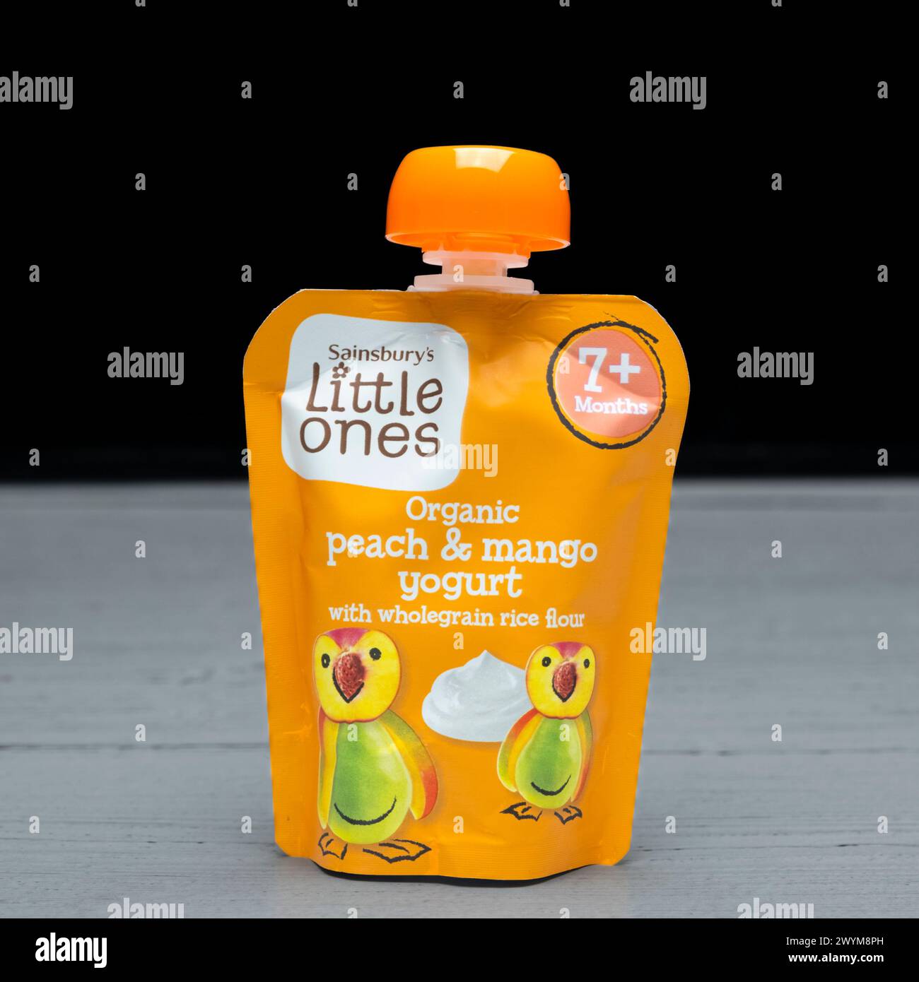 Irvine, Schottland, Vereinigtes Königreich - 26. März 2024: Bio-Pfirsich- und Mangojoghurt der Marke „Little Ones“ von Sainsbury mit Vollkornreismehl für Kinder Stockfoto