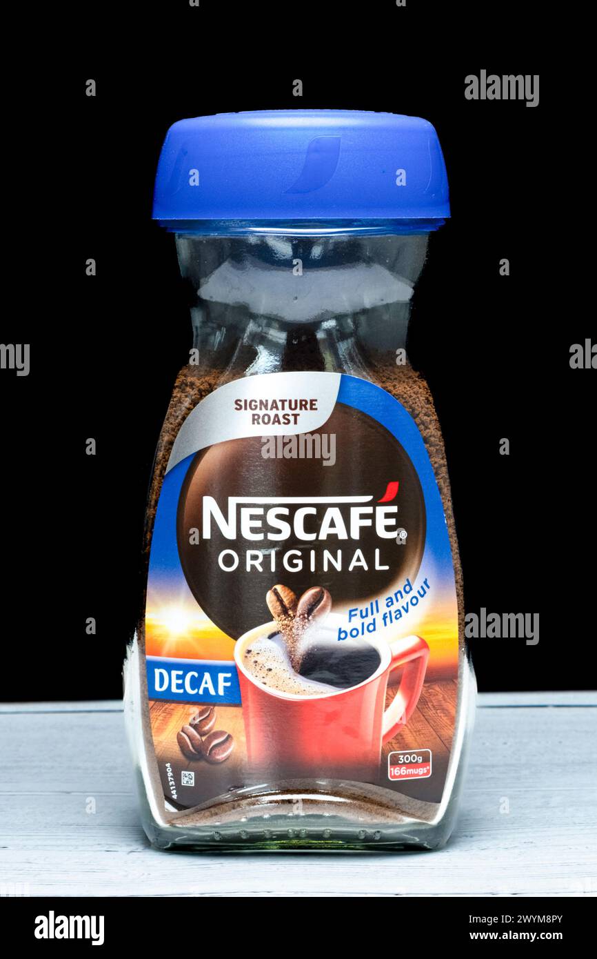Irvine, Schottland, Vereinigtes Königreich - 26. März 2024: Ein Glas mit Nescafe Original Brand Decaf Coffee in einem recycelbaren Glas und einem Plastikdeckel mit Grafik-Symbol Stockfoto
