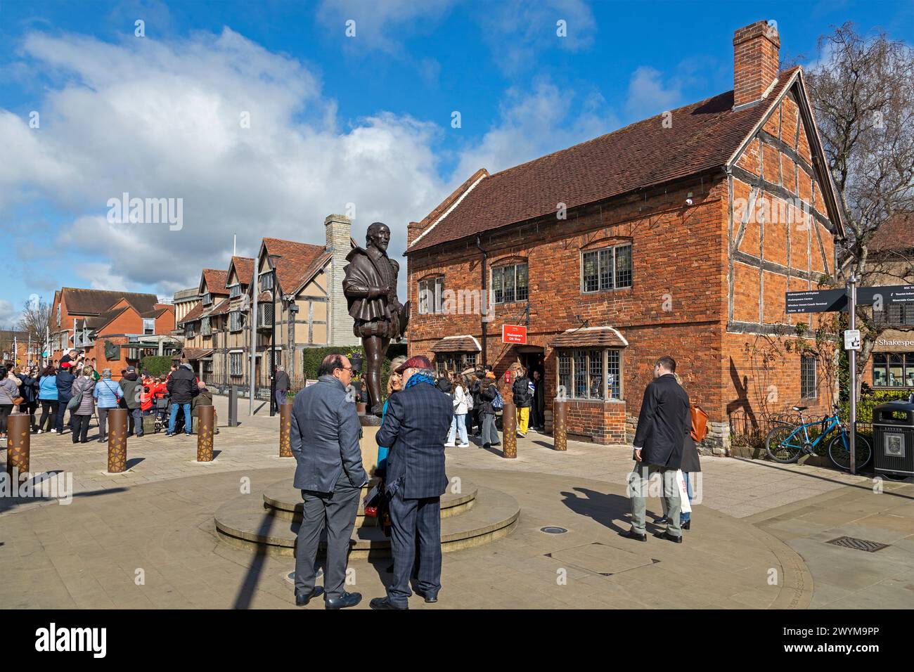 Statue von William Shakespeare, dahinter links sein Geburtsort, Stratford upon Avon, England, Großbritannien Stockfoto