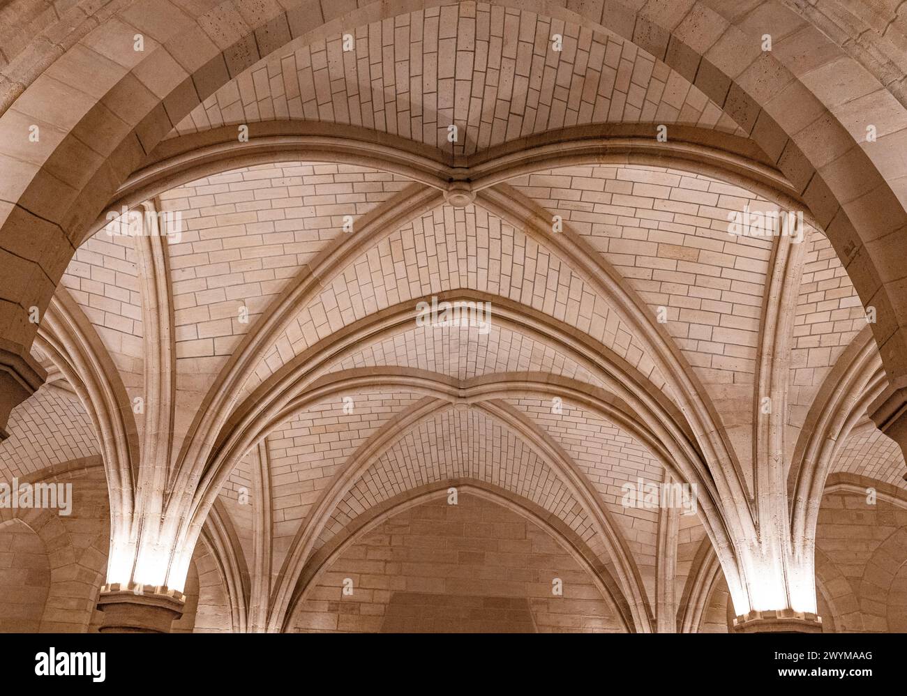 Gewölbte Decke, gestützt von massiven Säulen im Saal der Männer-at-Arms, Conciergerie, ehemaliges Gericht und Gefängnis im Stadtzentrum von Paris, Frankreich Stockfoto
