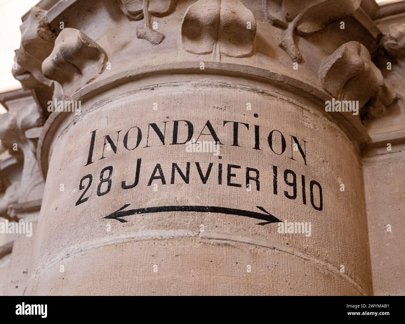 Inschrift auf einer Säule mit der Bedeutung „Überschwemmung, 28. Januar 1910“, die den Stand der seine-Überschwemmung 1910 in der Conciergerie, Paris Stadtzentrum, Fran, markiert Stockfoto