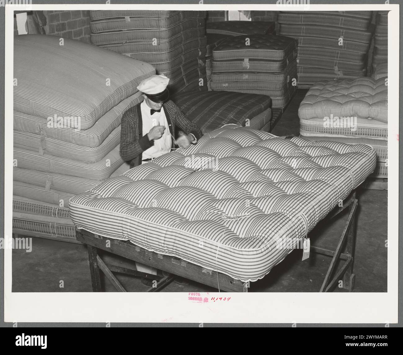 Tufting einer Matratze. Matratzenfabrik, San Angelo, Texas Stockfoto