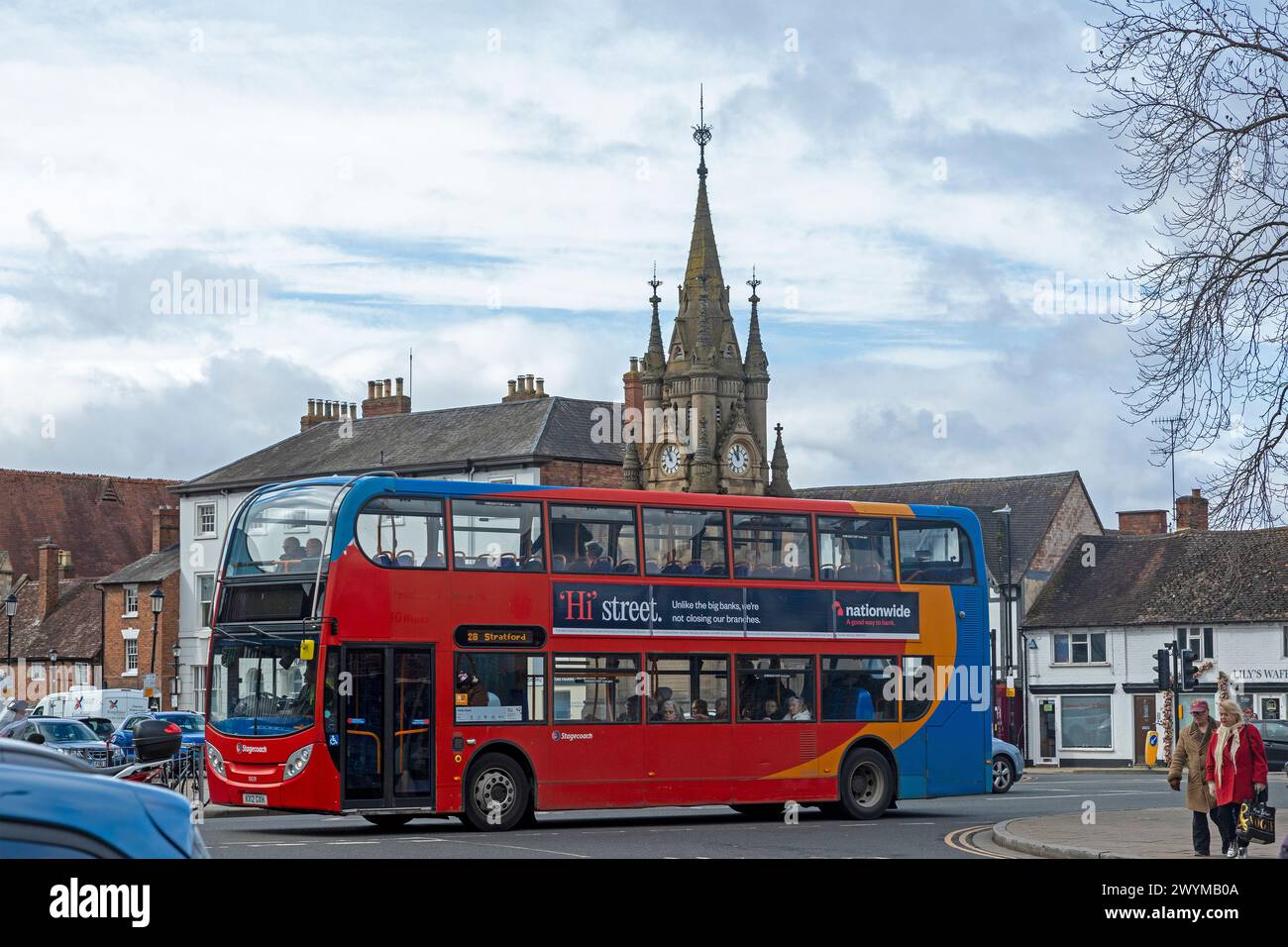 Doppeldeckerbus, Uhrenturm, Stratford upon Avon, England, Großbritannien Stockfoto