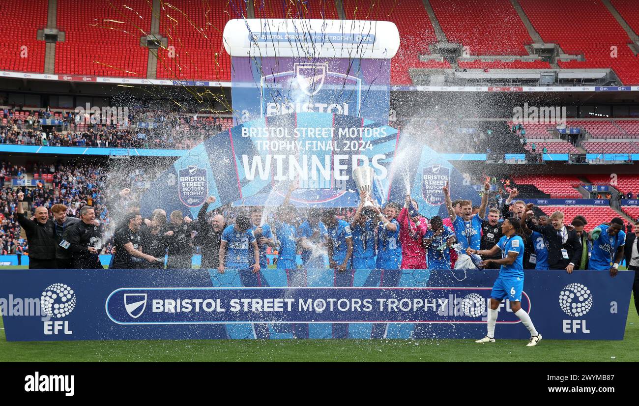 London, Großbritannien. April 2024. Posh feiern den Sieg beim Bristol Street Motors EFL Trophy Final, Peterborough United gegen Wycombe Wanderers Match im Wembley Stadium, London, Großbritannien am 7. April 2024 Credit: Paul Marriott/Alamy Live News Stockfoto