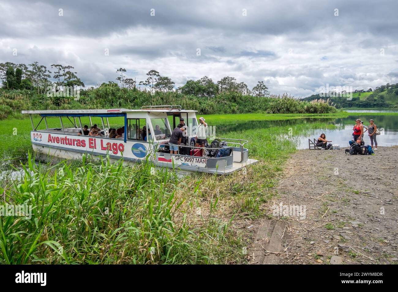 Passagierschiff auf dem Arenal-See, Costa Rica Stockfoto