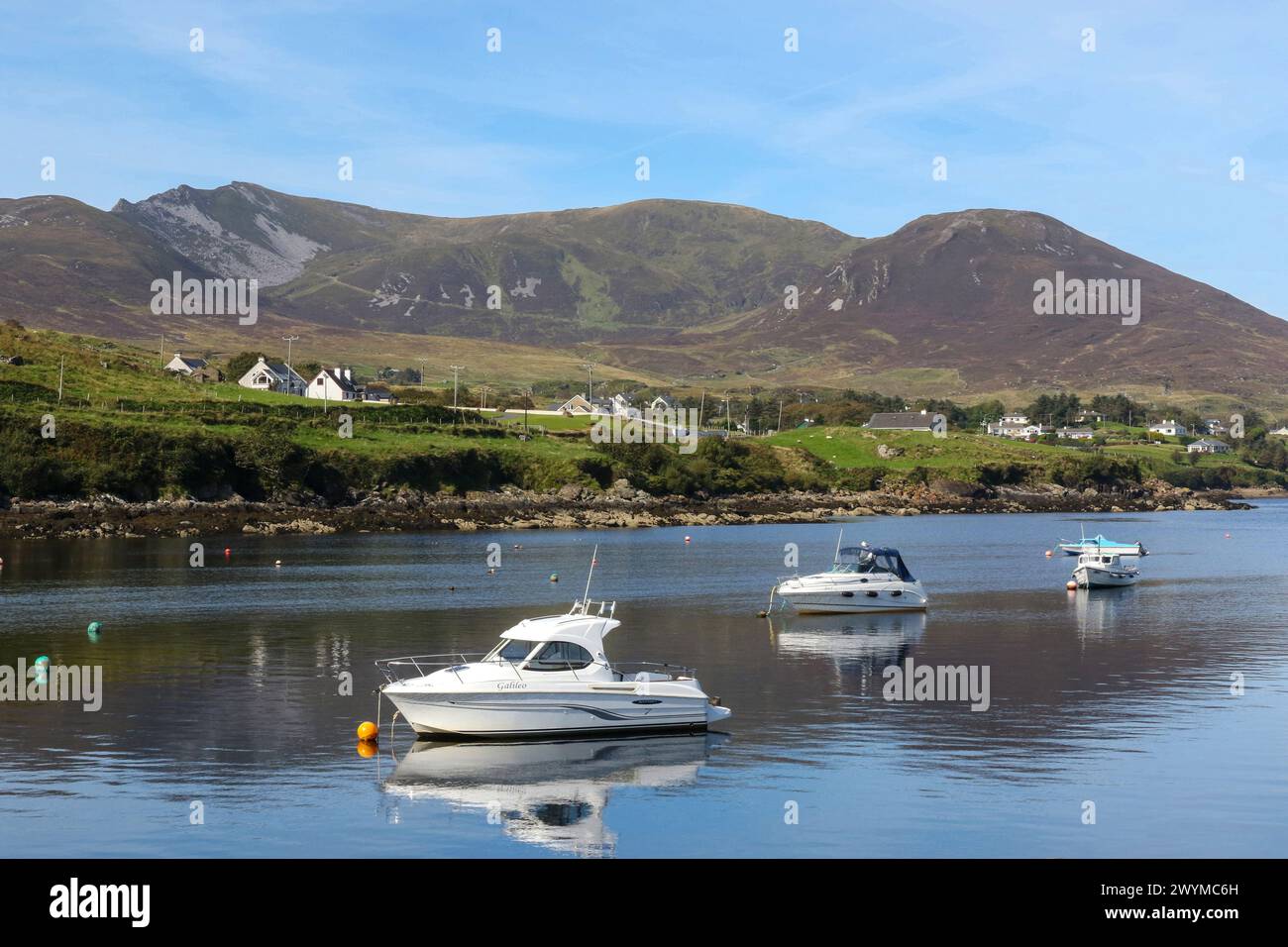 Segelboote Cruiser County Donegal Teelin Hafen sonniger Herbsttag. Stockfoto