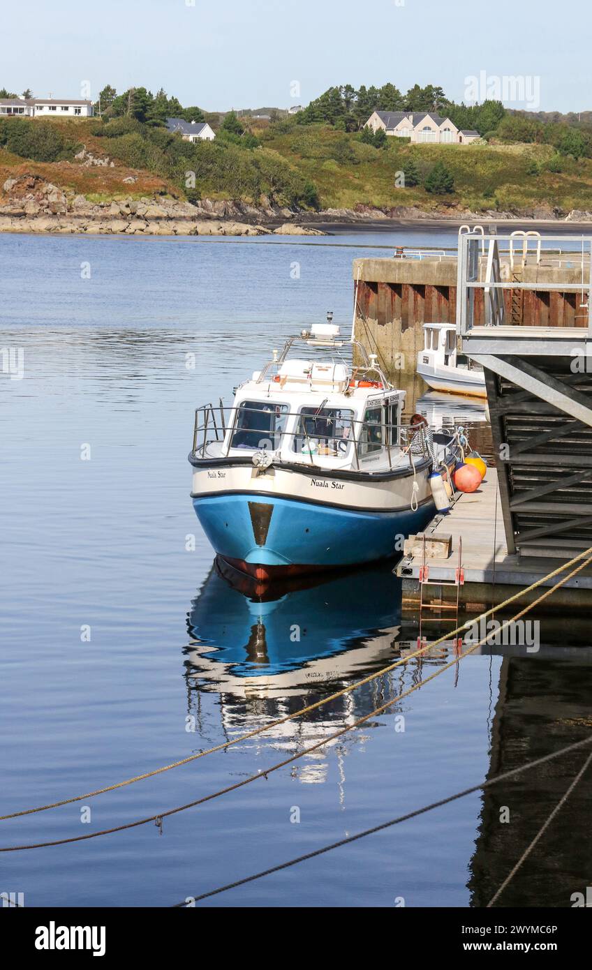 Charter Boot Nuala Star Liegeplatz im Teelin Hafen Gaeltacht Irland County Donegal. Stockfoto