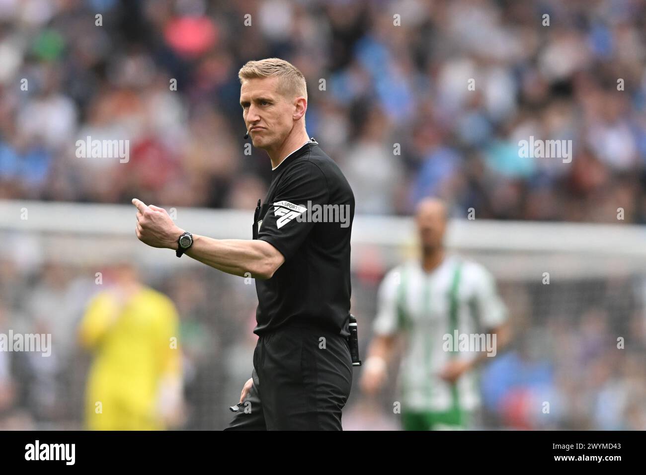 Schiedsrichter Scott Oldham (Match-Schiedsrichter) Gesten während des EFL Trophy-Spiels zwischen Peterborough und Wycombe Wanderers im Wembley Stadium, London am Sonntag, den 7. April 2024. (Foto: Kevin Hodgson | MI News) Credit: MI News & Sport /Alamy Live News Stockfoto