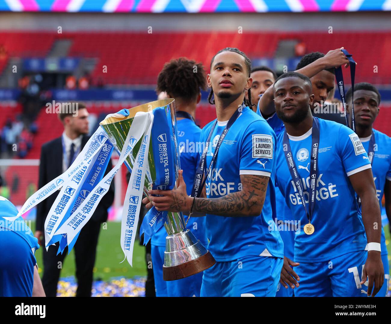 Wembley Stadium, London, Großbritannien. April 2024. Bristol Street Motors Trophy Football Final, Peterborough United gegen Wycombe Wanderers; Jadel Katongo von Peterborough United hebt die Football League Trophy Credit: Action Plus Sports/Alamy Live News Stockfoto