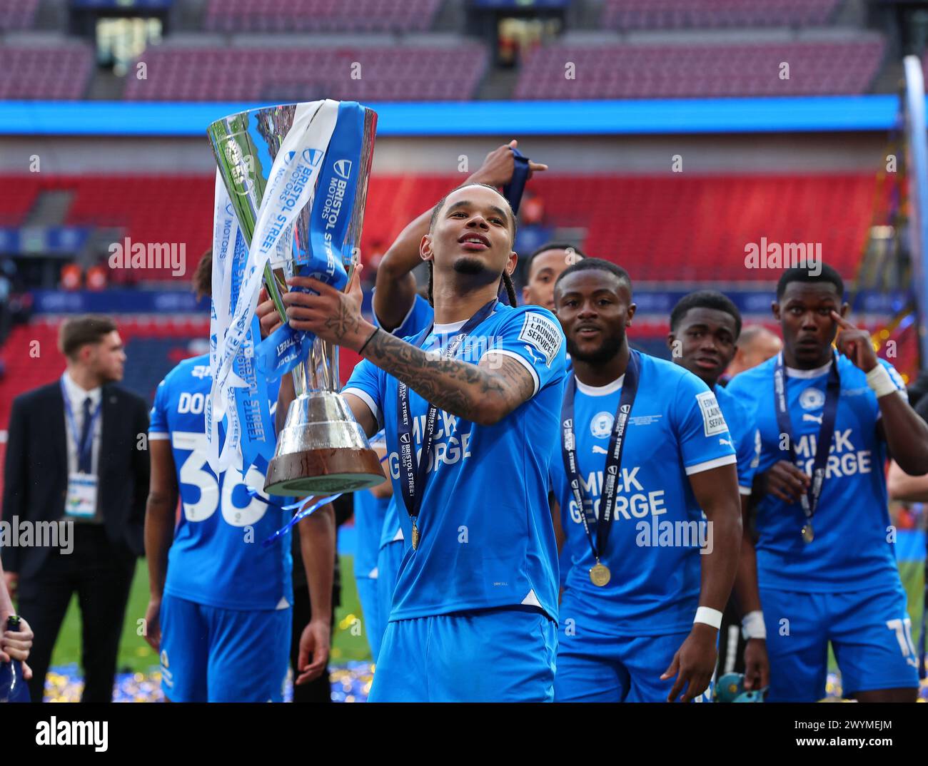 Wembley Stadium, London, Großbritannien. April 2024. Bristol Street Motors Trophy Football Final, Peterborough United gegen Wycombe Wanderers; Jadel Katongo von Peterborough United hebt die Football League Trophy Credit: Action Plus Sports/Alamy Live News Stockfoto