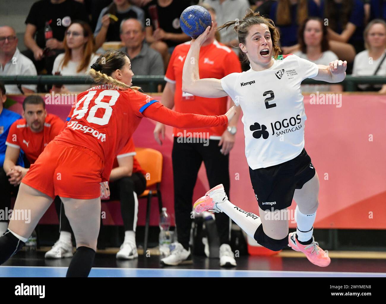 Pilsen, Tschechische Republik. April 2024. L-R Sara Kovarova (CZE) und Mariana Ferreira Lopes (PRT) im Einsatz während des Qualifikationsspiels für Handball-Europameisterschaften der Frauen, Gruppe 3, Tschechische Republik gegen Portugal. Quelle: Miroslav Chaloupka/CTK Photo/Alamy Live News Stockfoto