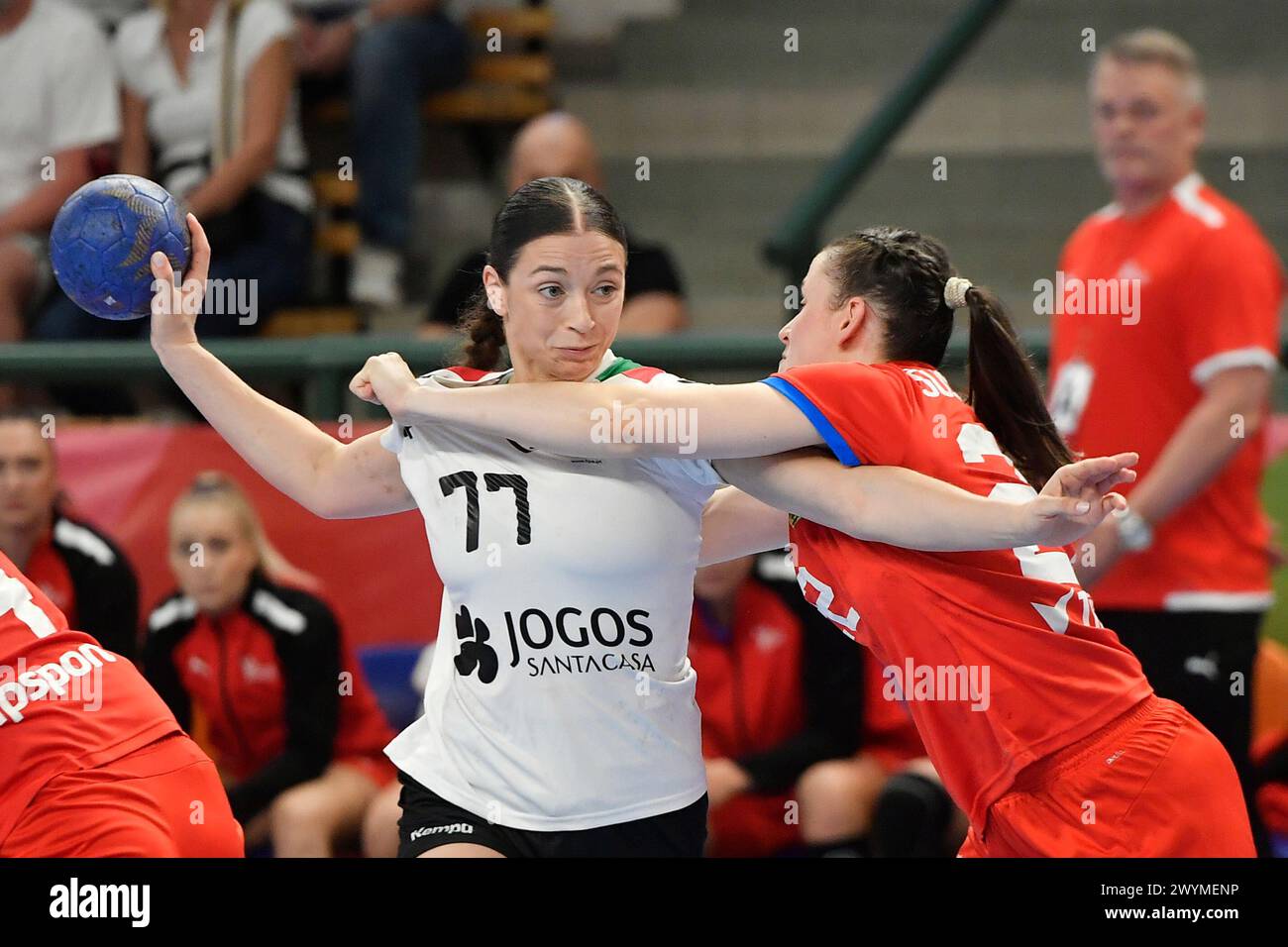 Pilsen, Tschechische Republik. April 2024. L-R Mihaela Oana Minciuna (PRT) und Marketa Sustackova (CZE) in Aktion während des Qualifikationsspiels für Handball-Europameisterschaften der Frauen, Gruppe 3, Tschechische Republik gegen Portugal. Quelle: Miroslav Chaloupka/CTK Photo/Alamy Live News Stockfoto