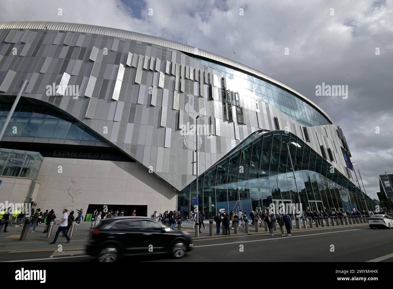 London, Großbritannien. April 2024. Eine allgemeine Ansicht des Tottenham Stadions während des Tottenham V Nottingham Forest Premier League Spiels im Tottenham Hotspur Stadium. Dieses Bild ist NUR für REDAKTIONELLE ZWECKE bestimmt. Für jede andere Verwendung ist eine Lizenz von Football DataCo erforderlich. Quelle: MARTIN DALTON/Alamy Live News Stockfoto