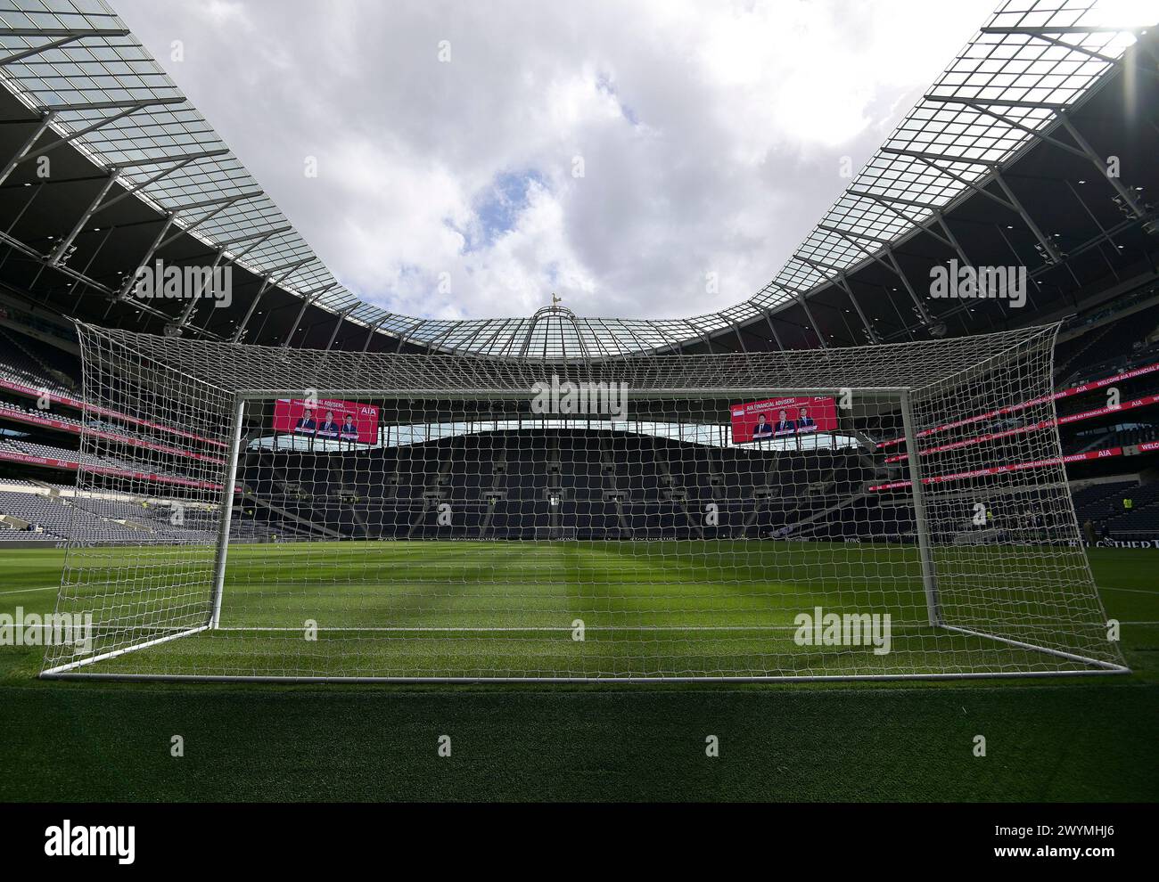 London, Großbritannien. April 2024. Eine allgemeine Ansicht des Tottenham Stadions von hinter dem Tor während des Tottenham V Nottingham Forest Premier League Spiels im Tottenham Hotspur Stadium. Dieses Bild ist NUR für REDAKTIONELLE ZWECKE bestimmt. Für jede andere Verwendung ist eine Lizenz von Football DataCo erforderlich. Quelle: MARTIN DALTON/Alamy Live News Stockfoto