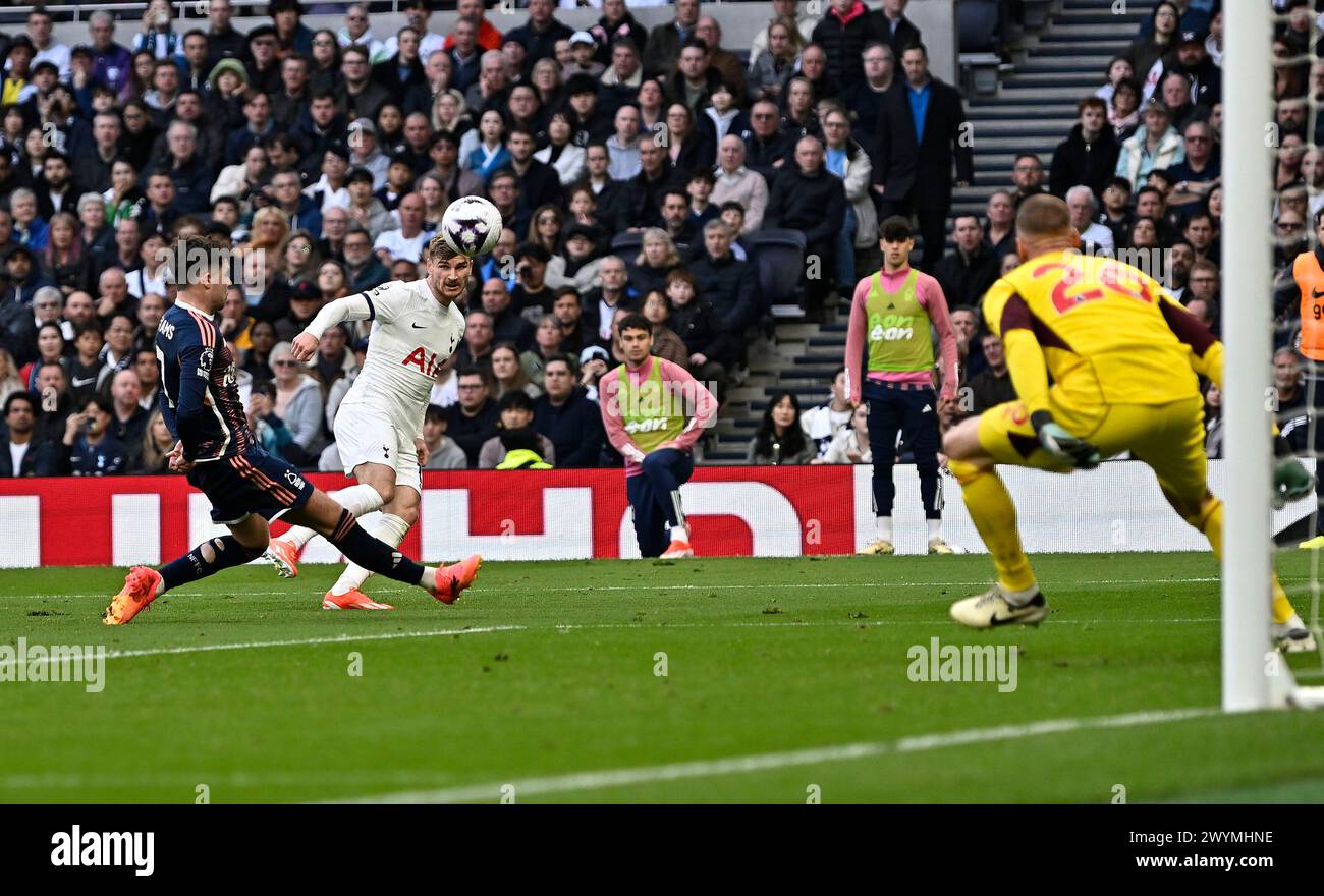 London, Großbritannien. April 2024. Timo Werner (Spurs) überquert das Tottenham V Nottingham Forest Premier League Spiel im Tottenham Hotspur Stadium. Dieses Bild ist NUR für REDAKTIONELLE ZWECKE bestimmt. Für jede andere Verwendung ist eine Lizenz von Football DataCo erforderlich. Quelle: MARTIN DALTON/Alamy Live News Stockfoto