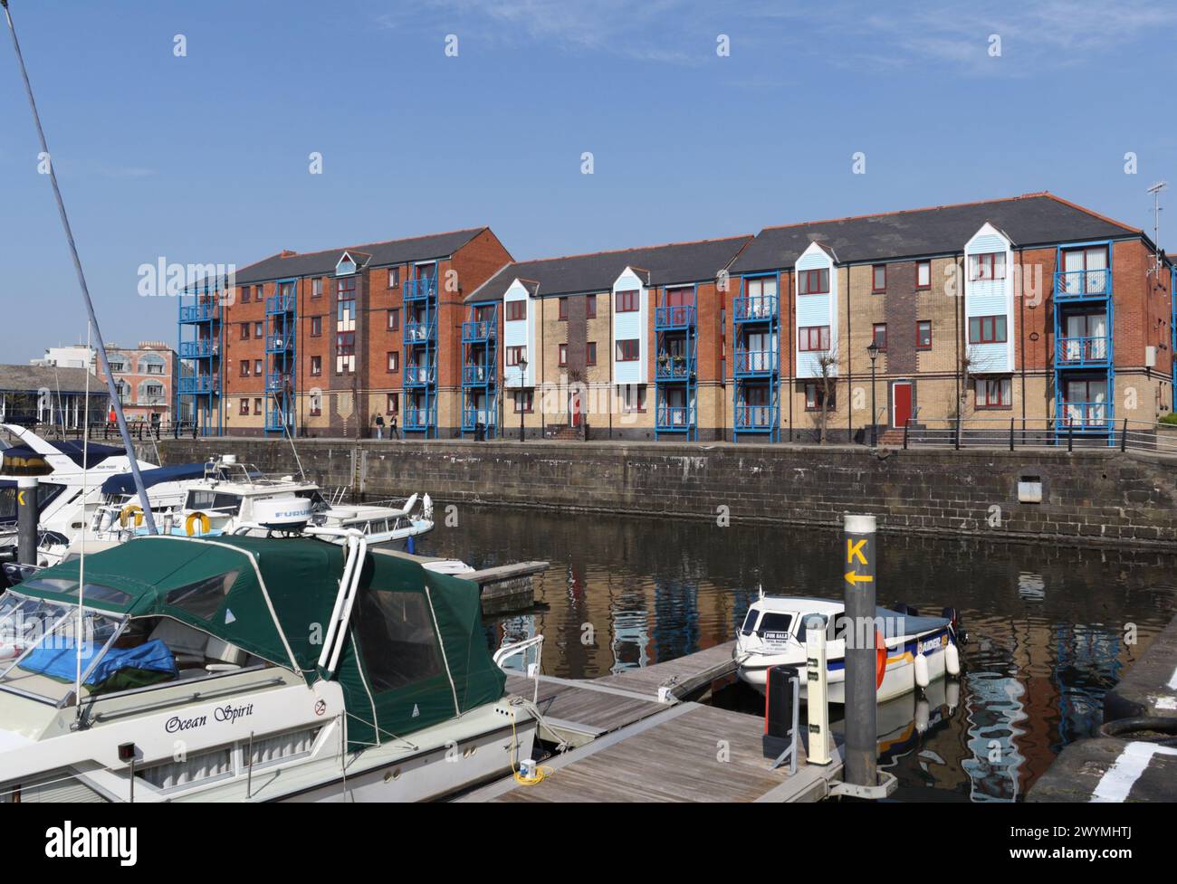 Swansea Yachthafen im alten Stadtdock Wales UK, Wohnhäuser am Ufer des Kais, städtische Sanierung Stockfoto