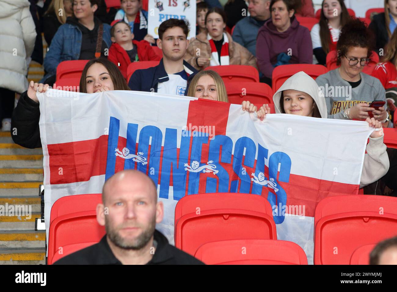 Fans mit Lionesses Flag England gegen Schweden UEFA Women's Euro Football Qualifikation Wembley Stadium, London, 5. April 2024 Stockfoto