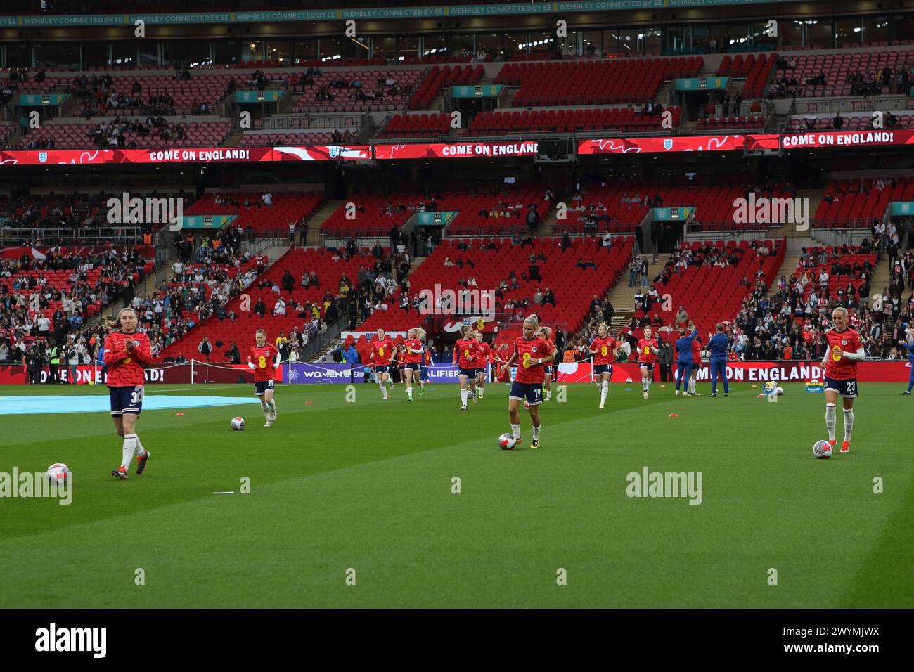 Players warm Up England gegen Schweden UEFA Women's Euro Football Qualifikation Wembley Stadium, London, 5. April 2024 Stockfoto