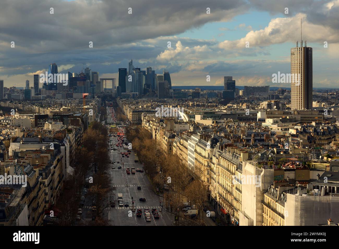 Der Blick von der Spitze des Arc de Triomphe auf die Avenue de la Grande Armée in Richtung des modernen Geschäftsviertels La Défense Stockfoto